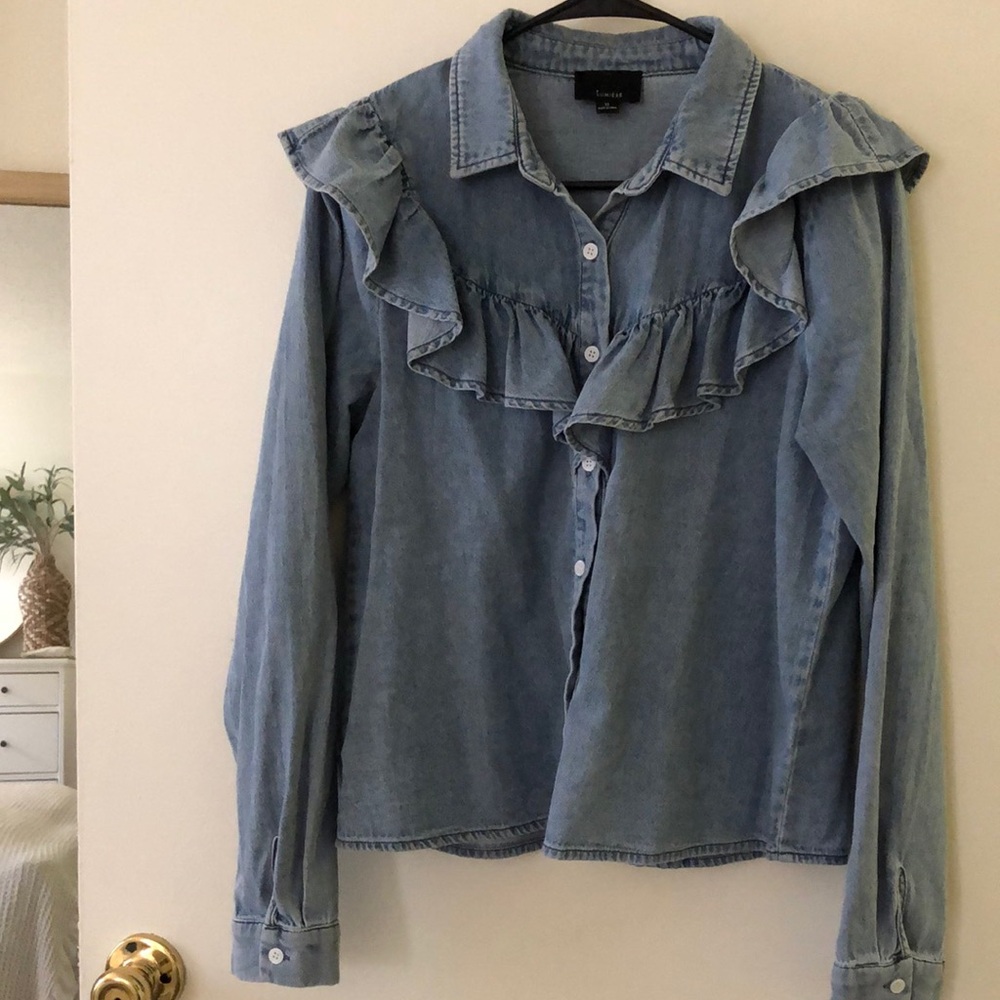 Like new! Women’s long-sleeve denim button-down shirt by Lumiere, size M